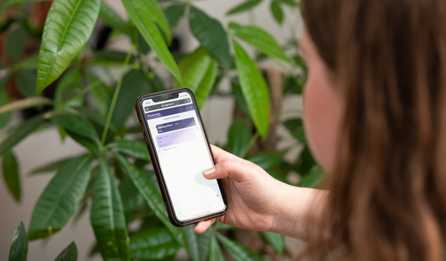 En bild på en kvinna som använder Ärligt Talat:s chattfunktion på sin telefon. En gratis stödchatt för dig som är 13-29 år